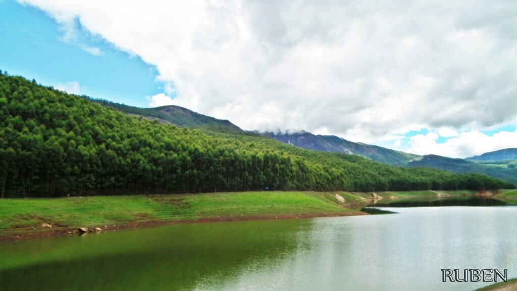 The lake at Echo Point near Munnar